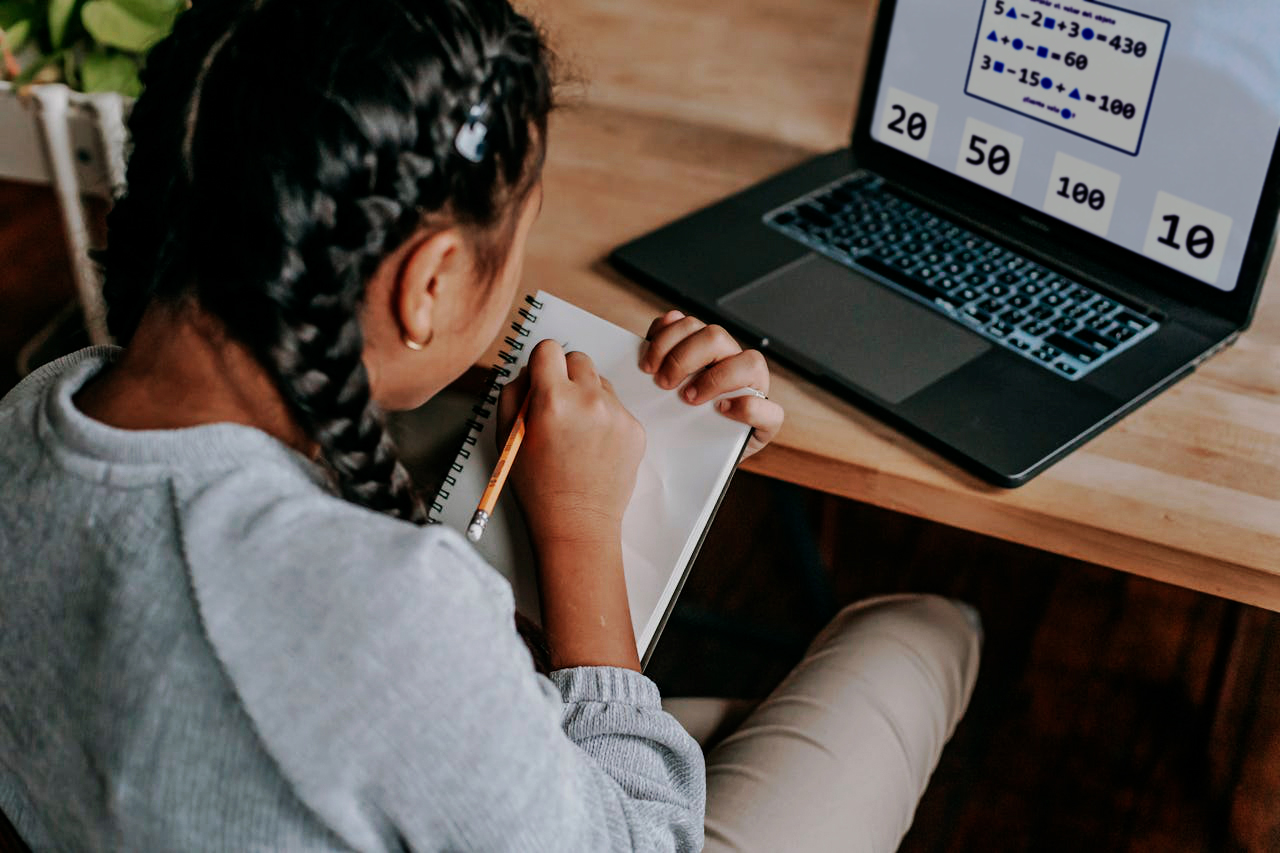 Niño realizando una prueba TBA